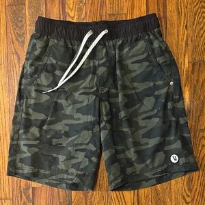 🎉Vuori Men's Kore Shorts Olive Camo!